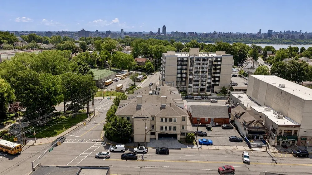 180 EDGEWATER RD Cliffside Park, NJ 07010