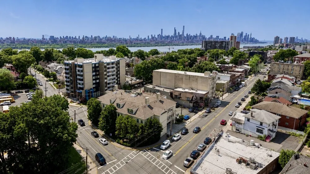 180 EDGEWATER RD Cliffside Park, NJ 07010