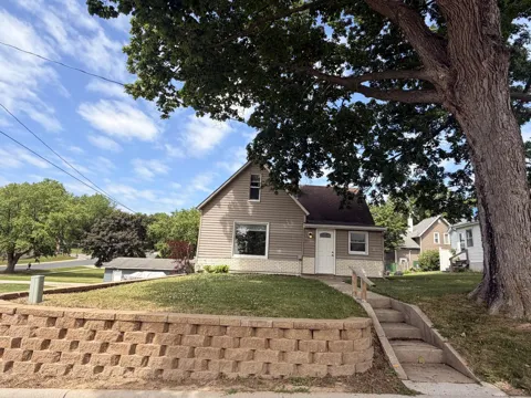 309 Pleasant Street NE