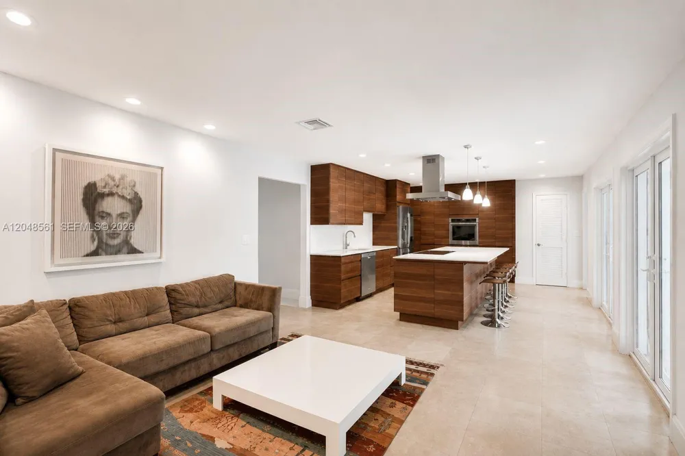 2220 NE 204th St Miami, FL 33180