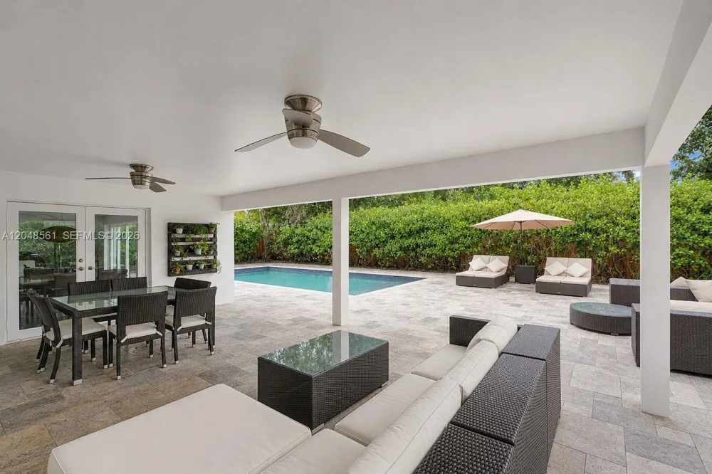 2220 NE 204th St Miami, FL 33180