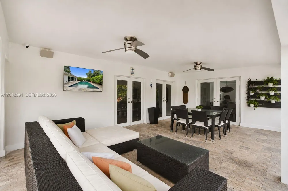 2220 NE 204th St Miami, FL 33180