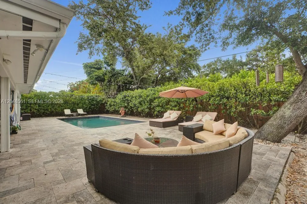 2220 NE 204th St Miami, FL 33180