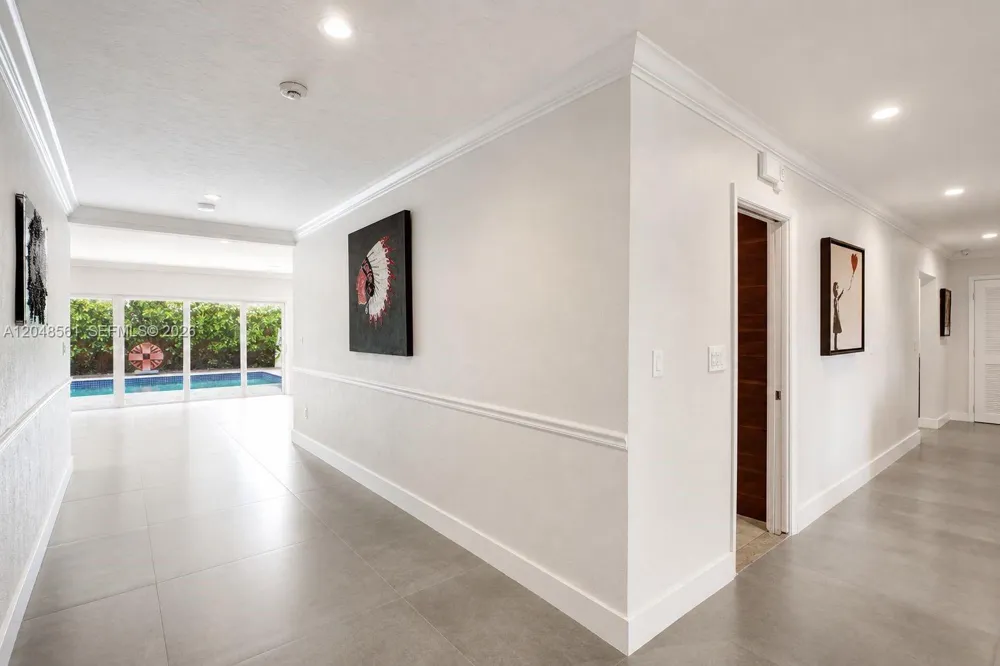 2220 NE 204th St Miami, FL 33180