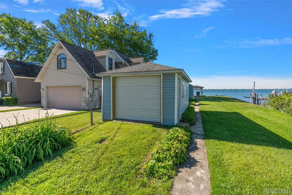 8449 Dixie Highway Ira Township, MI 48023