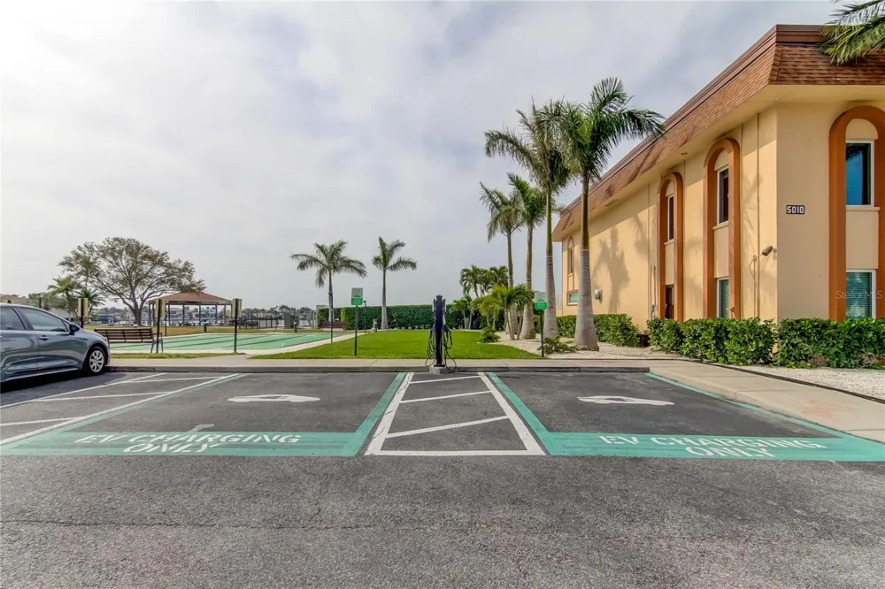 5200 BRITTANY DRIVE S #204 St Petersburg, FL 33715