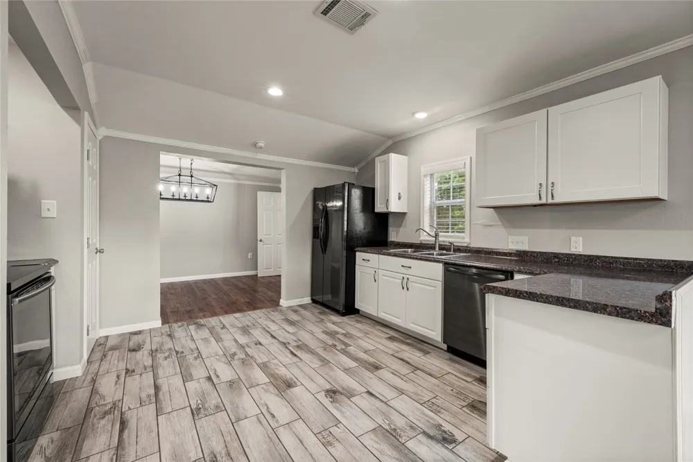 1305 S Robinson Drive Robinson, TX 76706