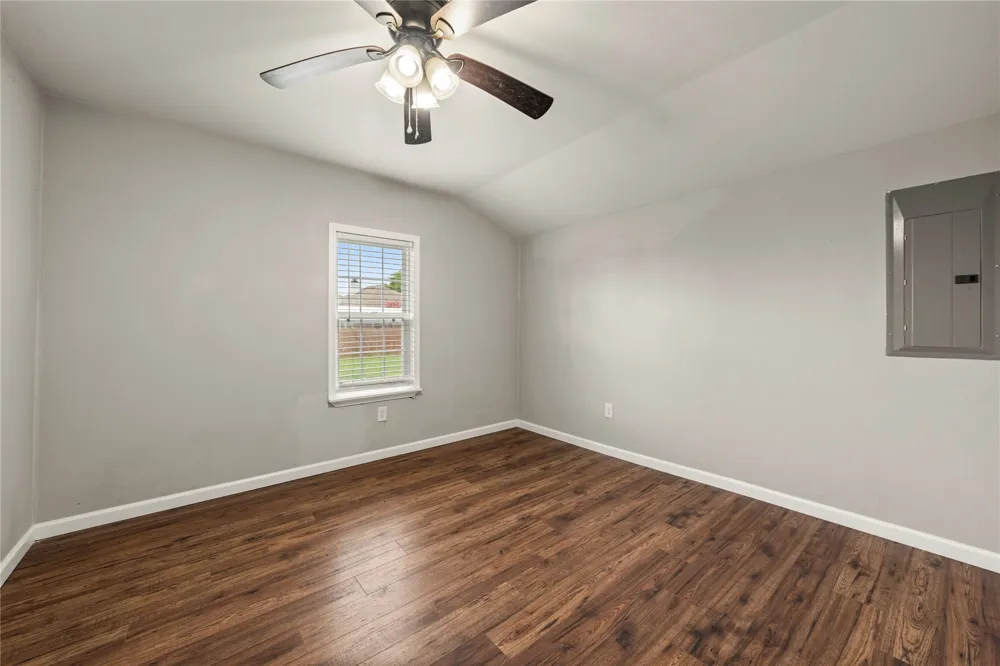 1305 S Robinson Drive Robinson, TX 76706