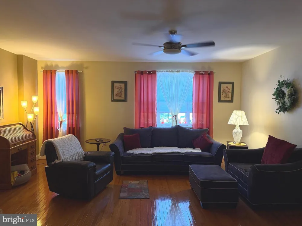 53 HOAG LANE Aston, PA 19014