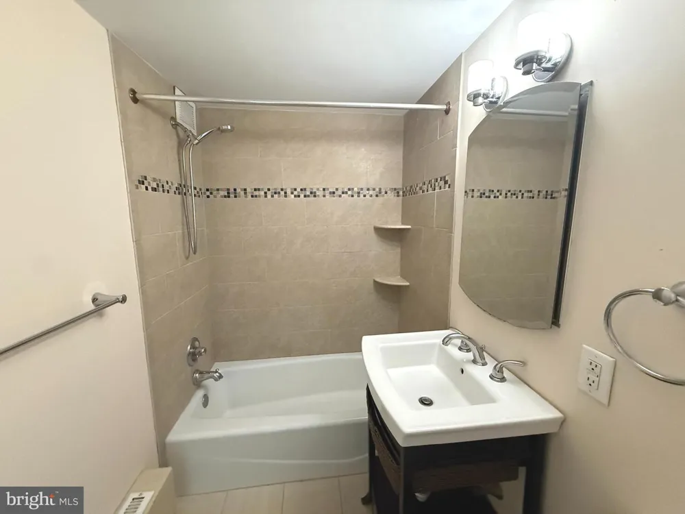 1300 S ARLINGTON RIDGE ROAD #512 Arlington, VA 22202