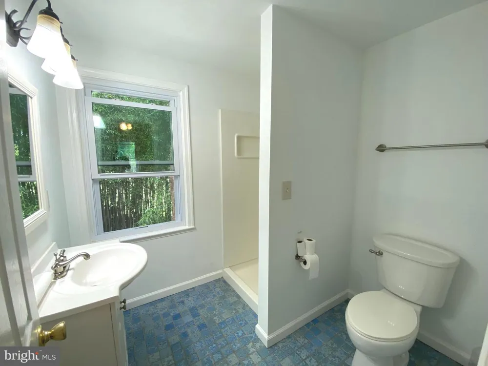 1002 CHARLTON PLACE Herndon, VA 20170