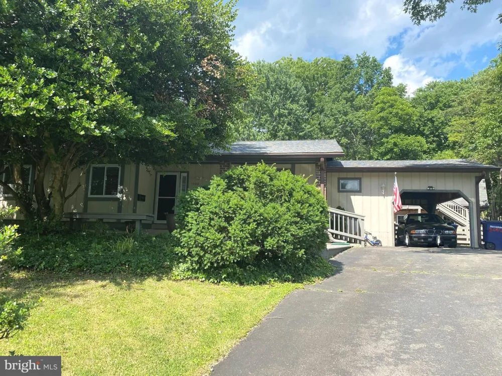 1002 CHARLTON PLACE Herndon, VA 20170