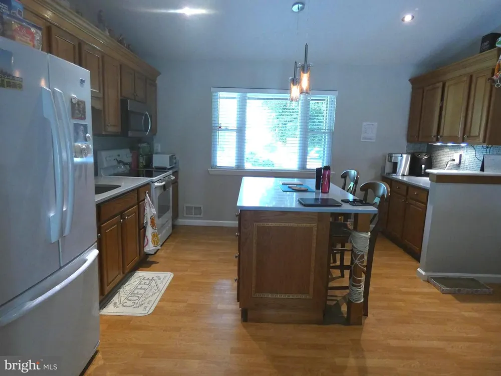 1002 CHARLTON PLACE Herndon, VA 20170