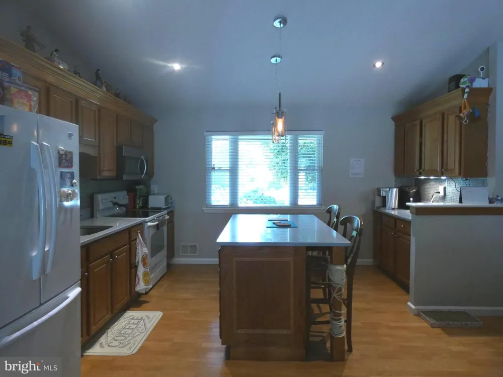 1002 CHARLTON PLACE Herndon, VA 20170