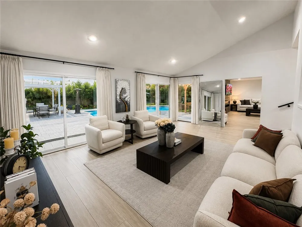 4301 Cezanne Avenue Woodland Hills, CA 91364