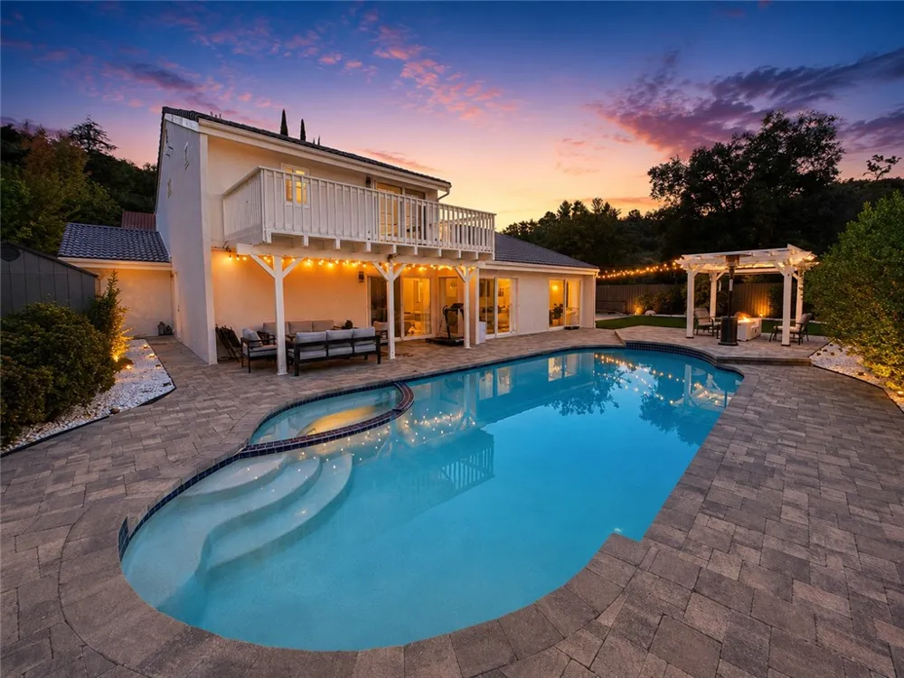 4301 Cezanne Avenue Woodland Hills, CA 91364