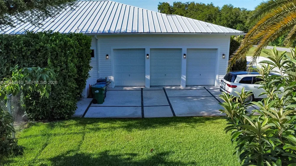 9805 90th ave Kendall, FL 33176