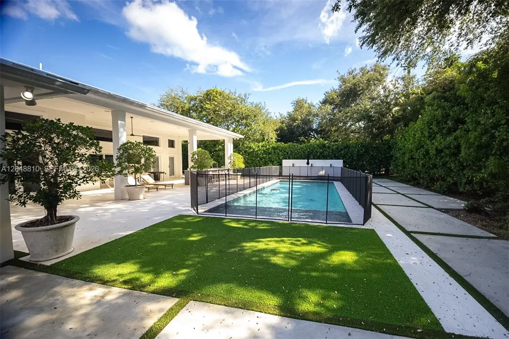 9805 90th ave Kendall, FL 33176