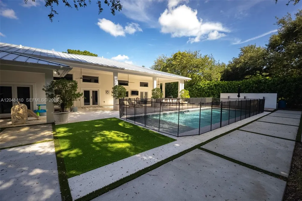 9805 90th ave Kendall, FL 33176