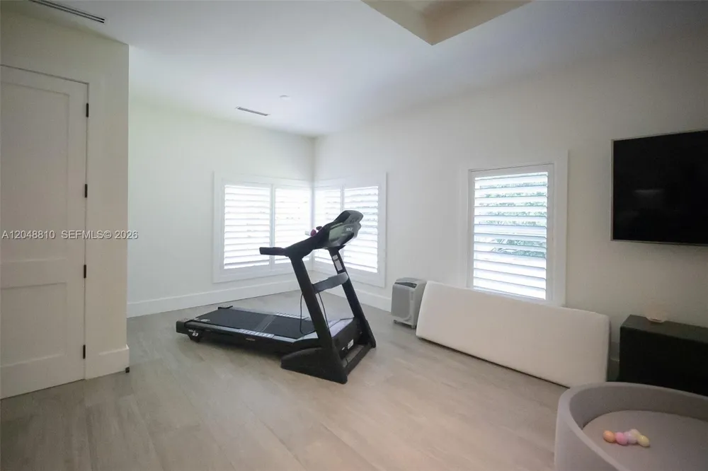 9805 90th ave Kendall, FL 33176