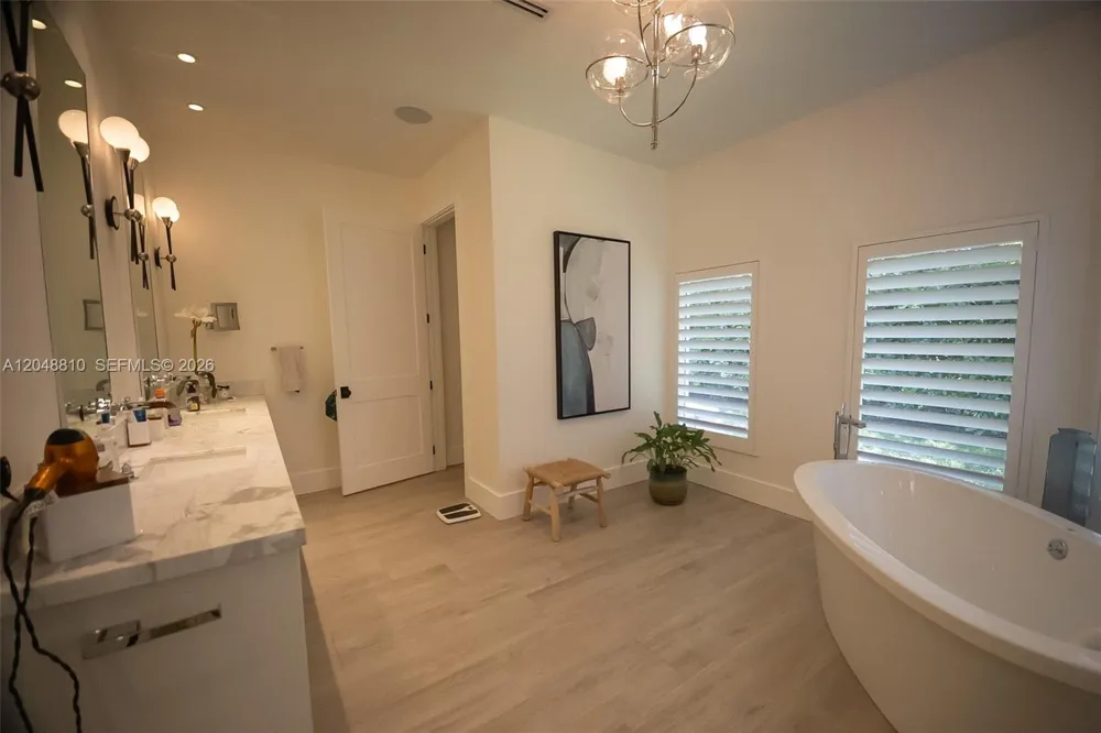 9805 90th ave Kendall, FL 33176