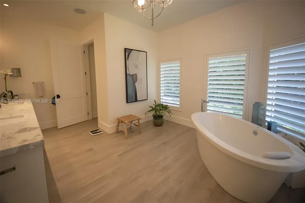 9805 90th ave Kendall, FL 33176