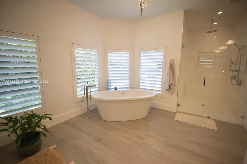 9805 90th ave Kendall, FL 33176