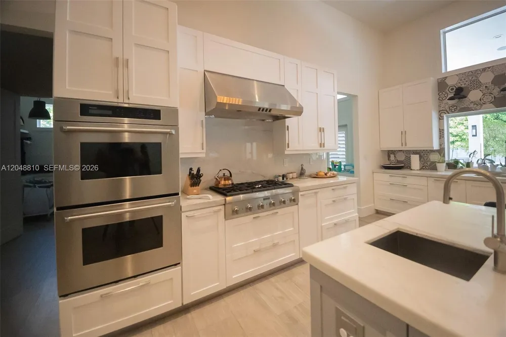 9805 90th ave Kendall, FL 33176