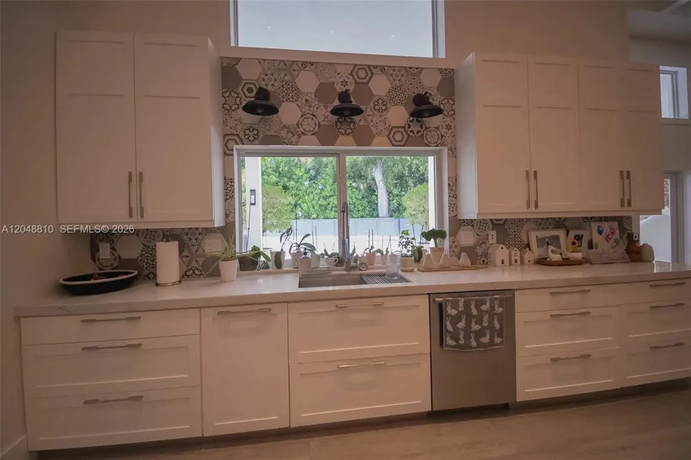 9805 90th ave Kendall, FL 33176