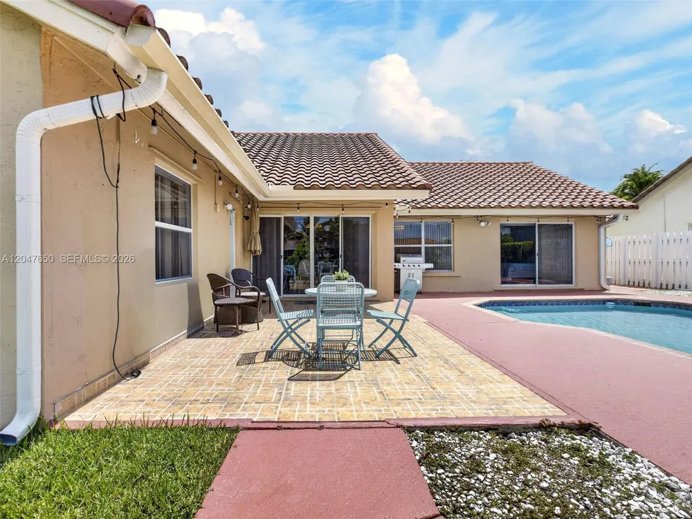 16203 NW 8th Dr Pembroke Pines, FL 33028