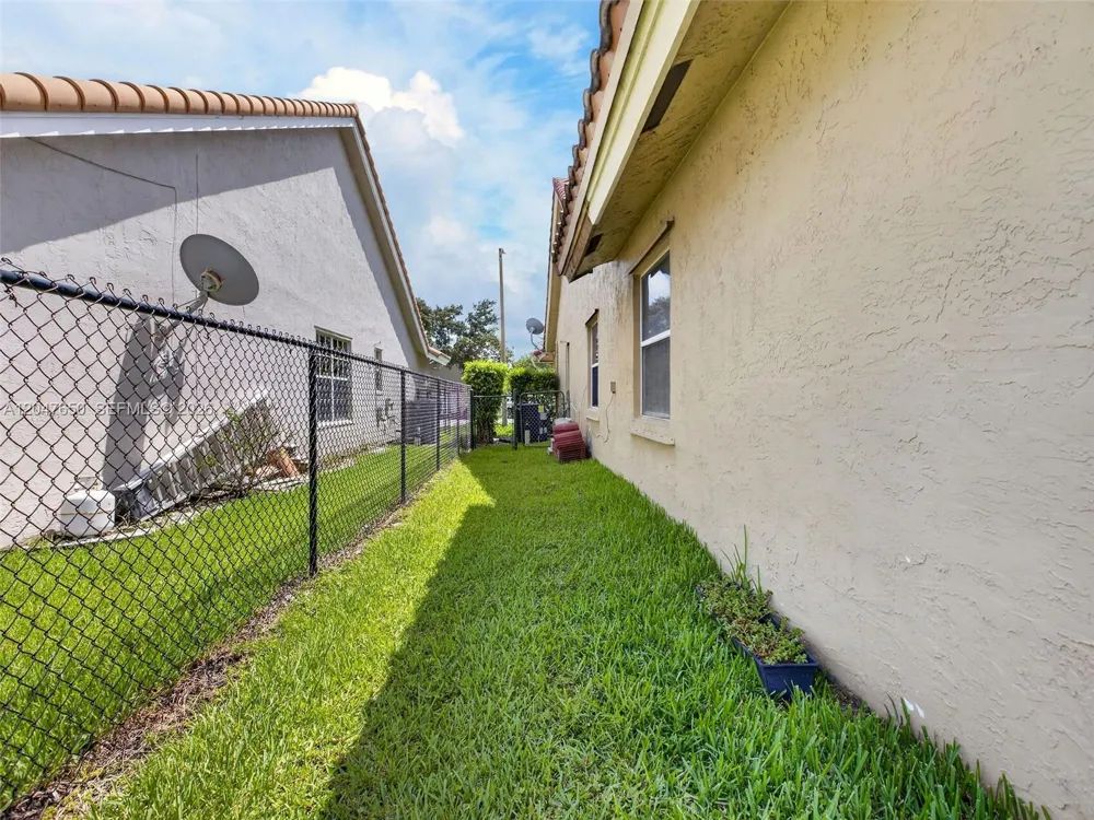 16203 NW 8th Dr Pembroke Pines, FL 33028