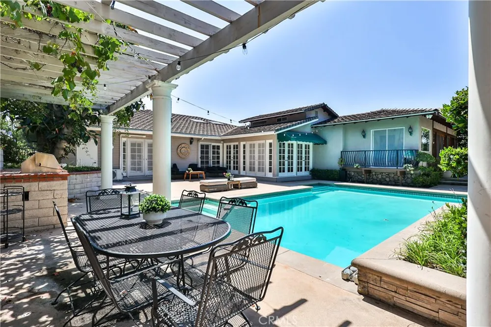 843 Entrada Glendora, CA 91741