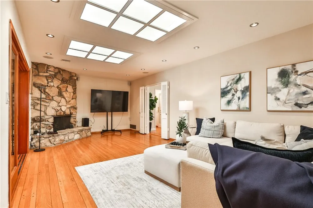 843 Entrada Glendora, CA 91741
