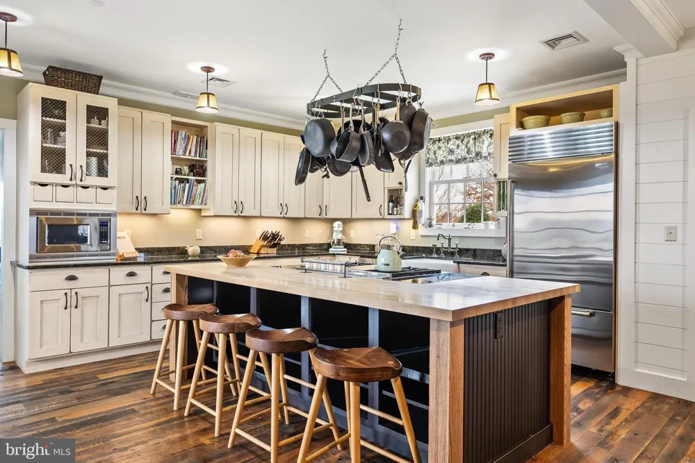 21100 W OFFUTT ROAD Poolesville, MD 20837