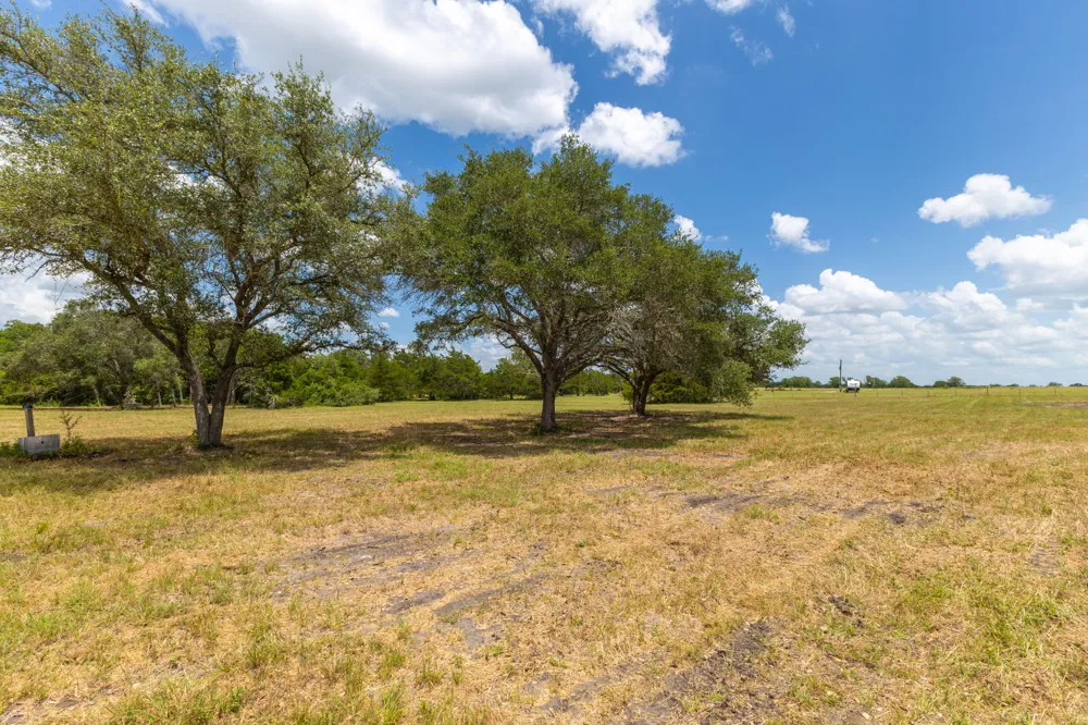 1021 E Old Hallettsville Road Flatonia, TX 78941