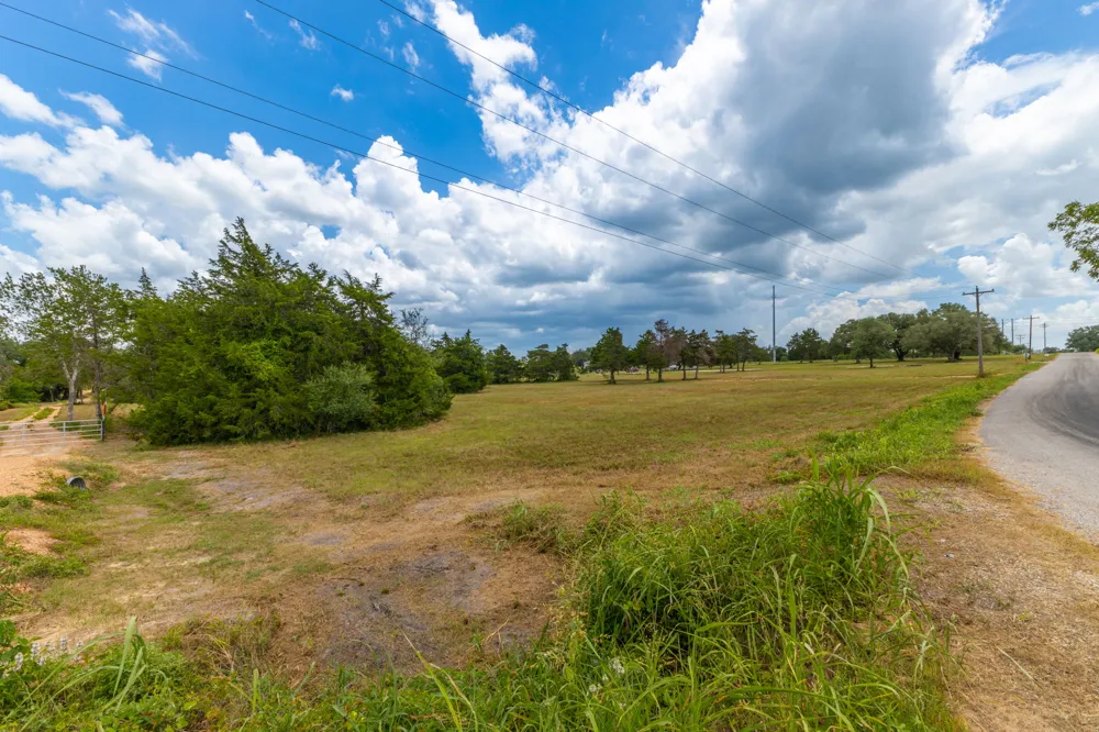 1021 E Old Hallettsville Road Flatonia, TX 78941