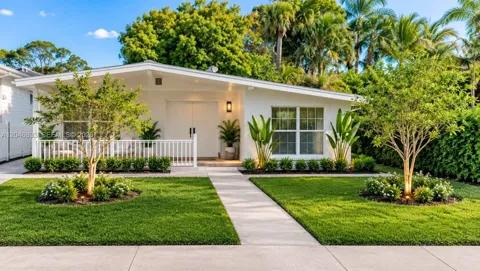 111 POINSETTIA CIR NE