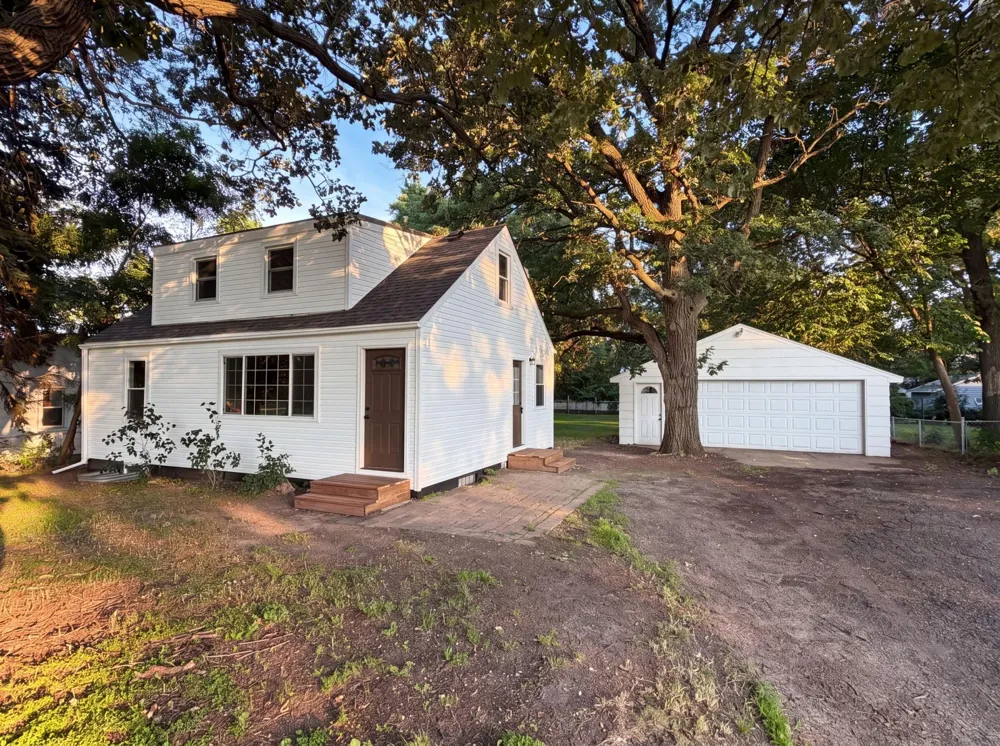 2084 Hillview Road Mounds View, MN 55112