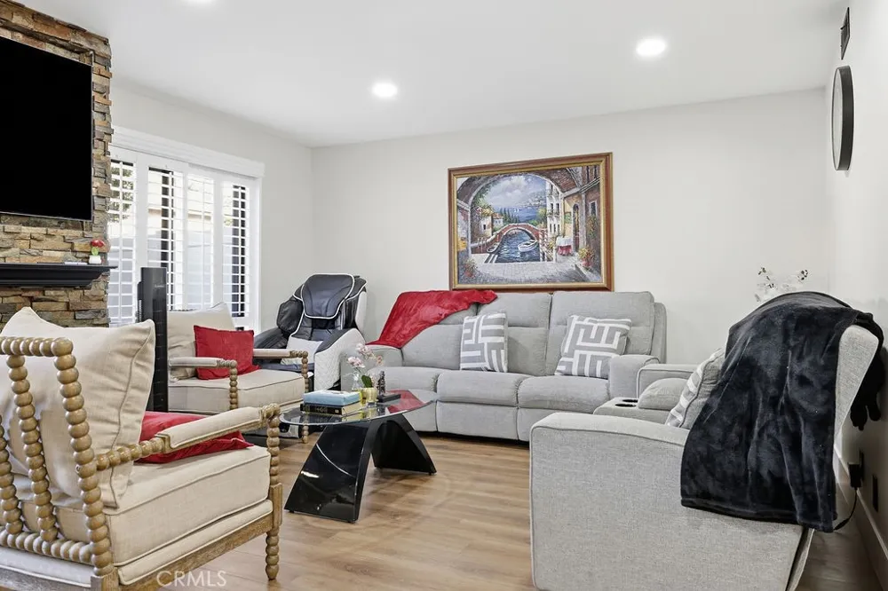 8341 De Soto #15 Canoga Park, CA 91304