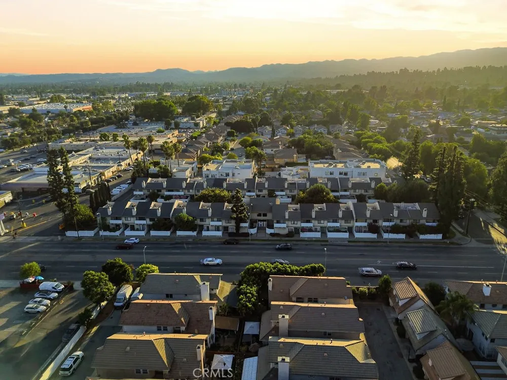 8341 De Soto #15 Canoga Park, CA 91304