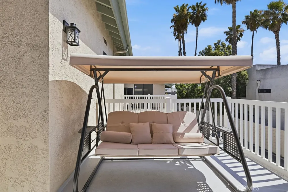 8341 De Soto #15 Canoga Park, CA 91304