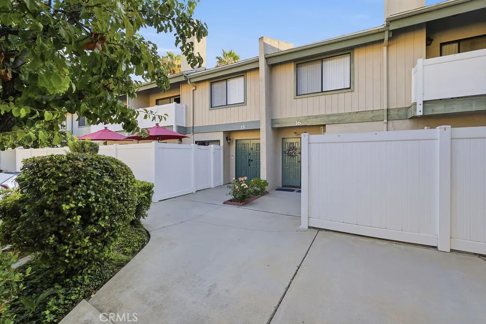 8341 De Soto #15 Canoga Park, CA 91304