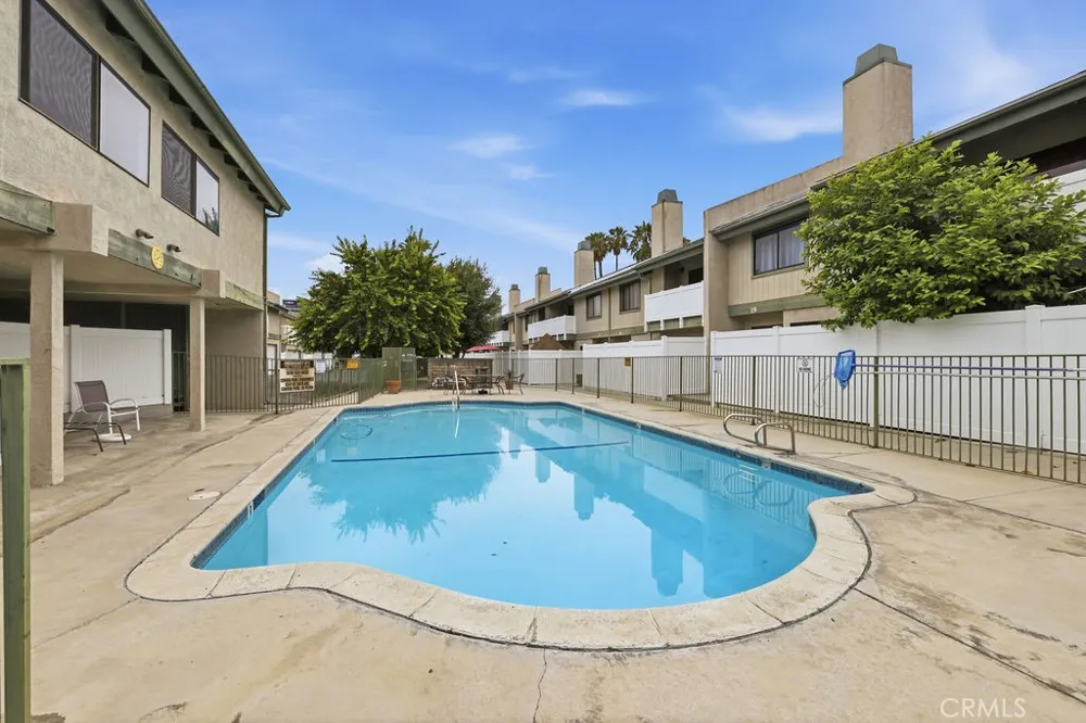 8341 De Soto #15 Canoga Park, CA 91304