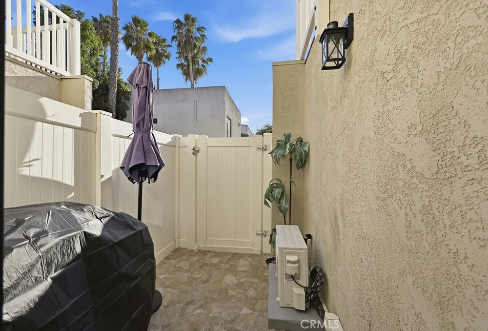 8341 De Soto #15 Canoga Park, CA 91304