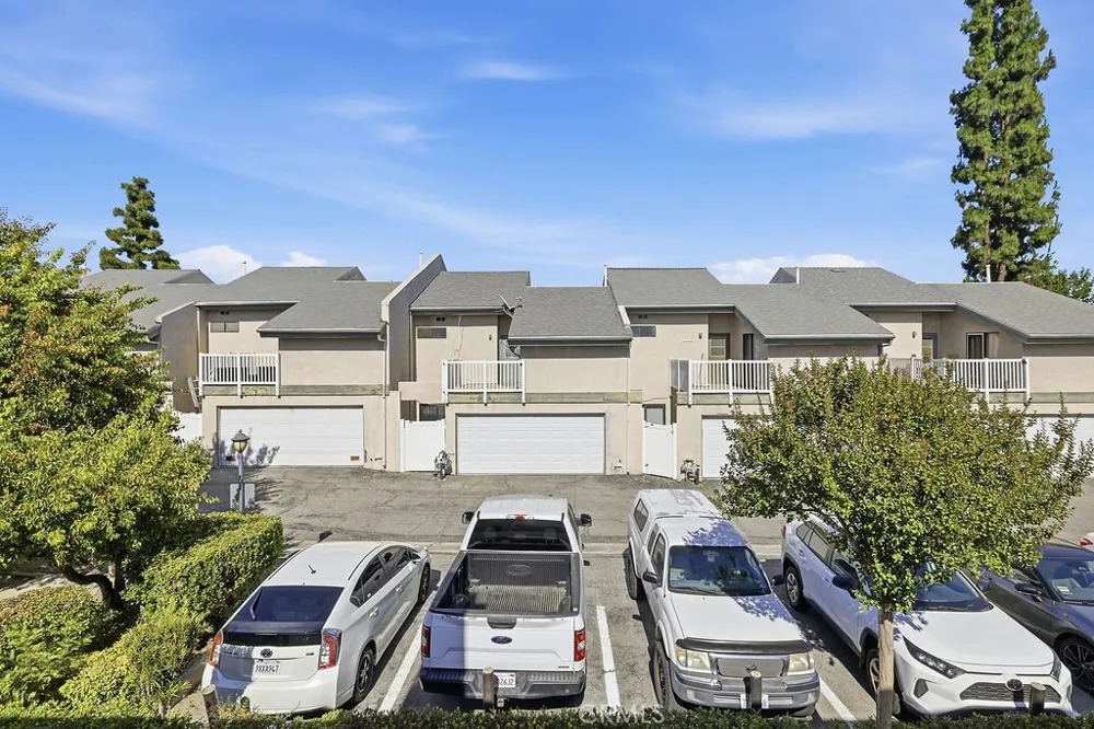 8341 De Soto #15 Canoga Park, CA 91304