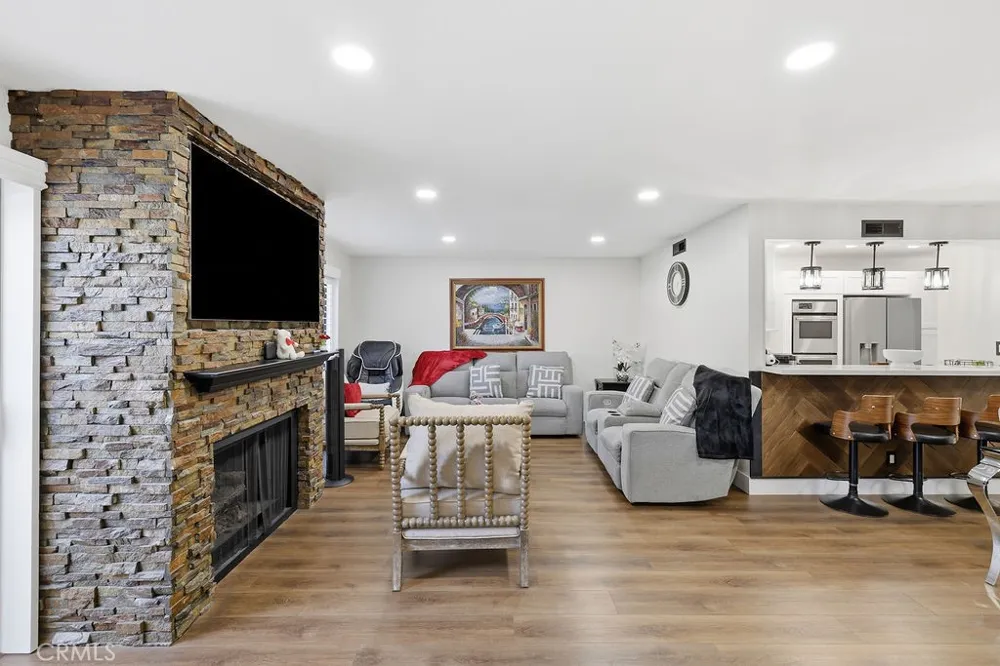 8341 De Soto #15 Canoga Park, CA 91304