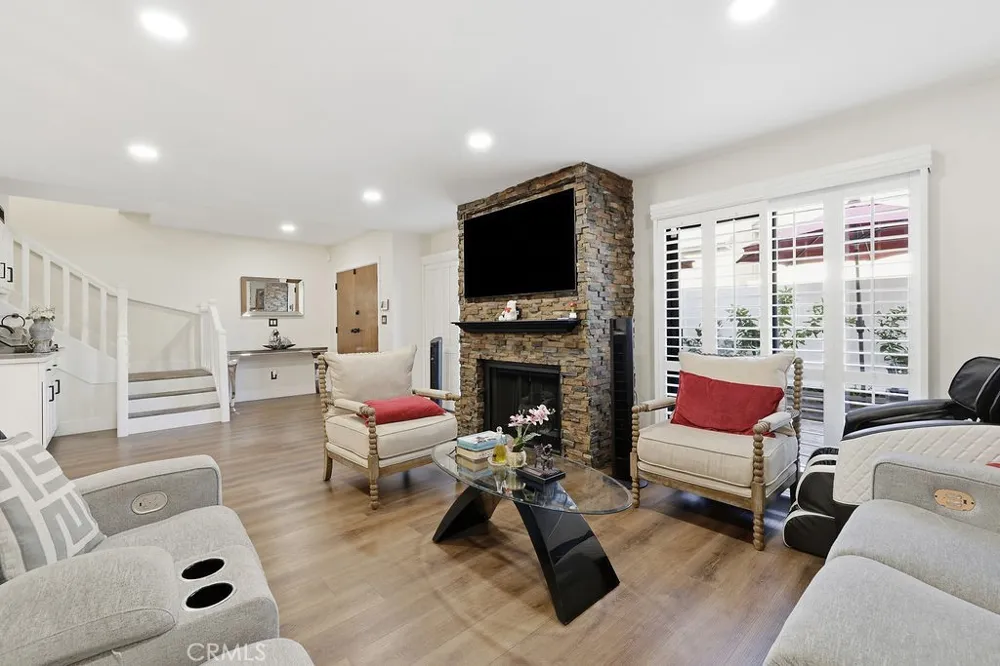 8341 De Soto #15 Canoga Park, CA 91304