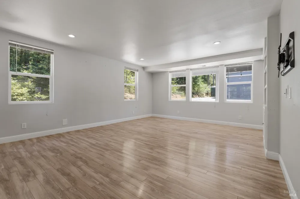 44000 Iversen Road Gualala, CA 95445