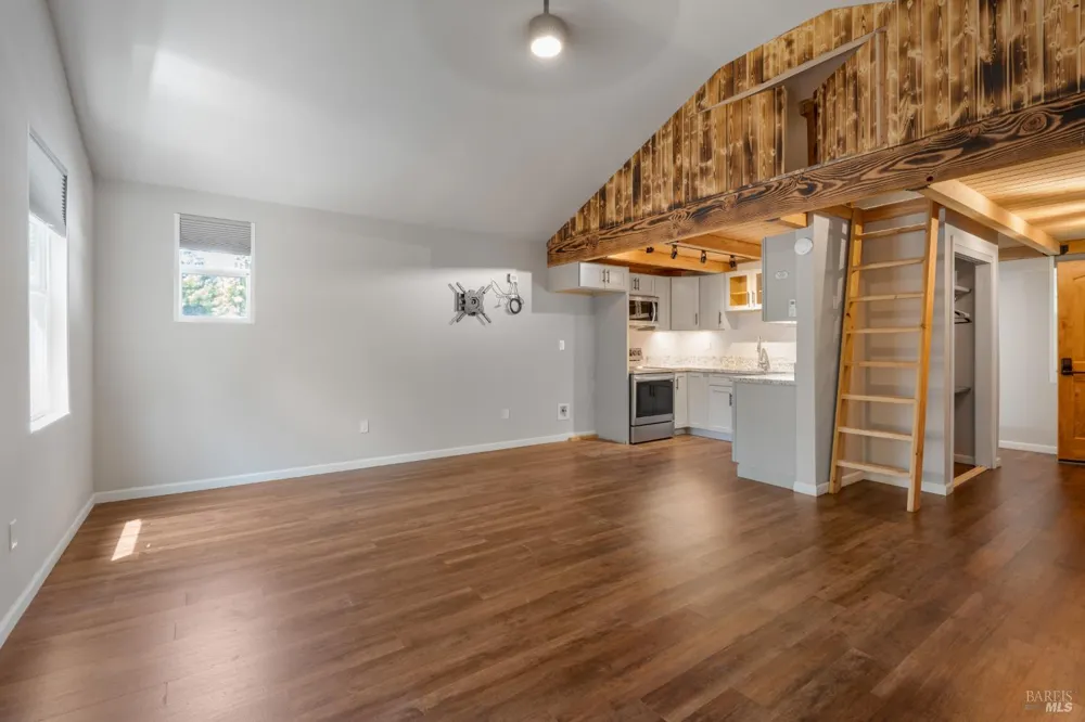 44000 Iversen Road Gualala, CA 95445