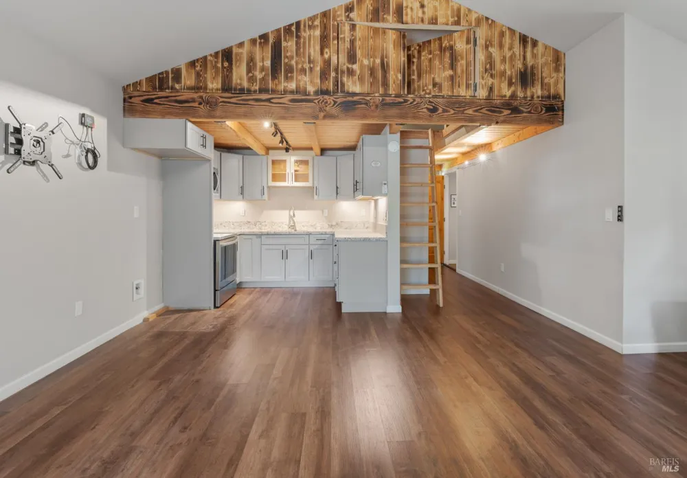 44000 Iversen Road Gualala, CA 95445